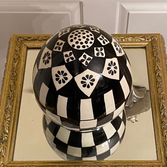 6.5” Black & White Check Ceramic Egg ✨NWT✨ - Picture 2 of 4